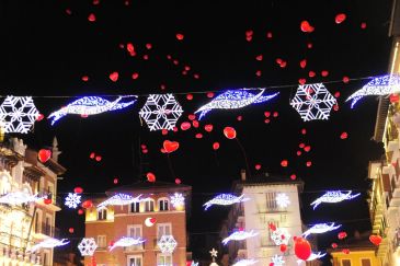 Globos rojos con forma de corazón reciben el 2018 en Teruel