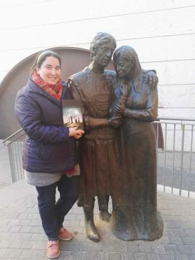 Laura Díaz, escritora e historiadora: “La idea es que si ves un capítulo de la serie luego lo complementes con el libro”