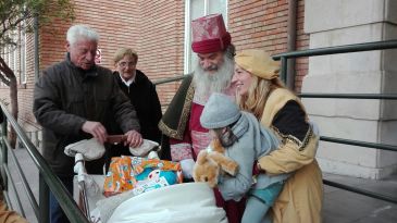 Los Magos visitan varios centros asistenciales de Teruel