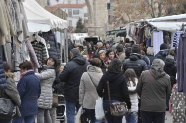 El mercadillo ambulante de Teruel celebra con éxito su primera jornada de ventas en sábado