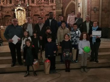 Los niños del concurso del belén de San Pedro de Teruel reciben sus regalos