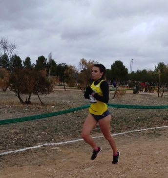 Érika Torner cambia por unas horas el barro por la pista cubierta