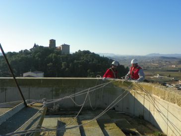 Retiran los nidos de cigüeñas de la torre gótica de Alcañiz para empezar las obras