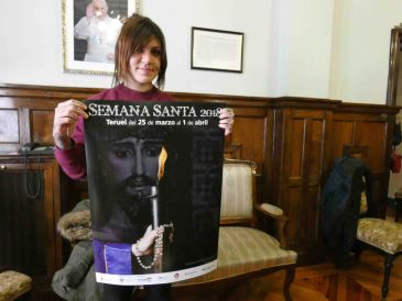 Arantxa Lasarte, autora del cartel de la Semana Santa de Teruel: “Soy cofrade del Nazareno desde que nací y me hacía mucha ilusión hacer el cartel”