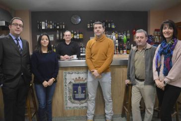 La Comarca Comunidad de Teruel e Ibercaja visitan el multiservicio y la farmacia de Torrelacárcel