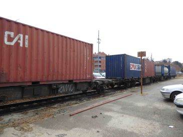 La limitación de peso de la vía de tren deja varados tres vagones de mercancías en Teruel