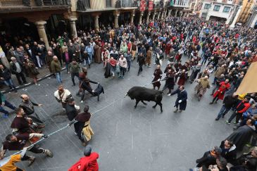 LAS BODAS. El Torneo Medieval y el Toro Nupcial entretienen a miles de personas antes de la llegada de Diego a Teruel