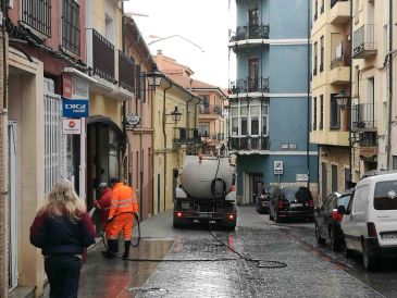 El Ayuntamiento de Teruel limpia las calles de la ciudad tras Las Bodas con agua de una acequia