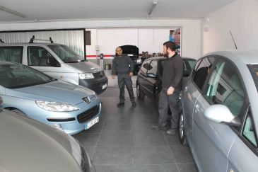 Un joven crea con éxito un taller y venta de vehículos de ocasión en Valdecuenca con apoyo del Leader