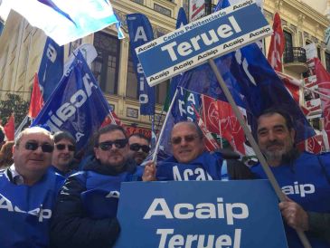 Casi un 30 por 100 de los funcionarios de la prisión de Teruel se manifiestan en Madrid para reclamar mejoras laborales y salariales