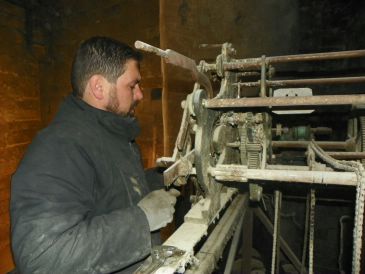 Desmontan el reloj de la torre gótica de Alcañiz por las obras