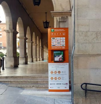 CEOE–Cepyme instala el primer desfibrilador en una vía pública de Teruel capital
