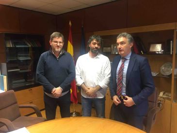 El alcalde de Monroyo y el diputado Ignacio Urquizu solicitan a Fomento la construcción de un parquin en en el municipio