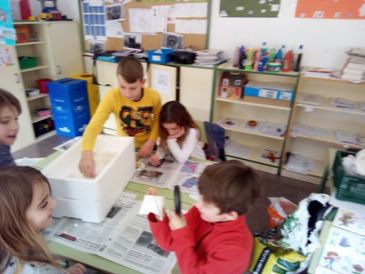 Escolares de Fuentespalda aprenden a compostar con lombrices en un taller organizado por la Comarca del Matarraña