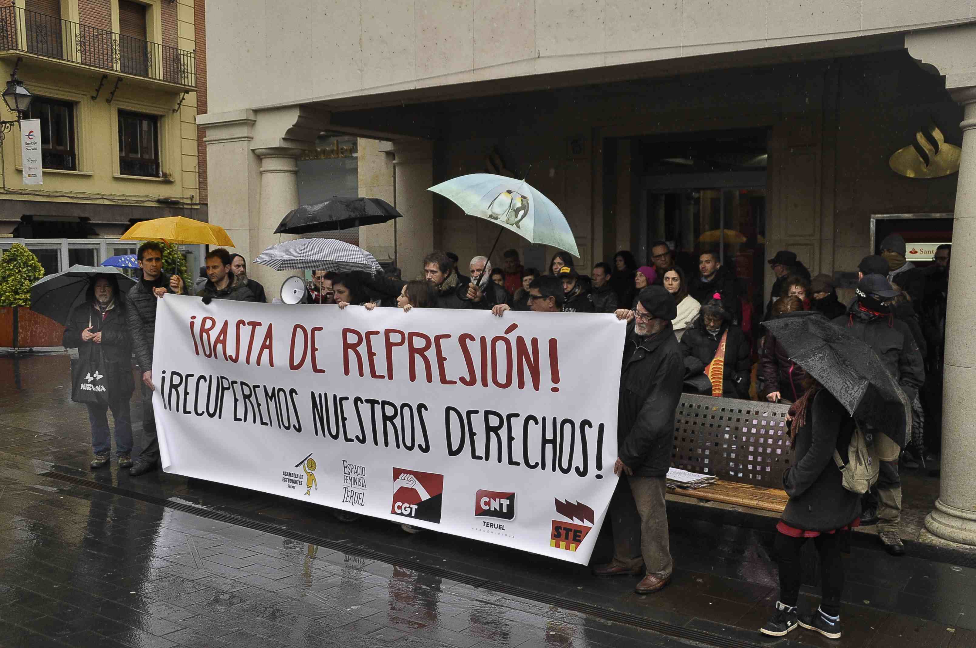 Medio centenar de personas se concentran en Teruel contra la Ley Mordaza