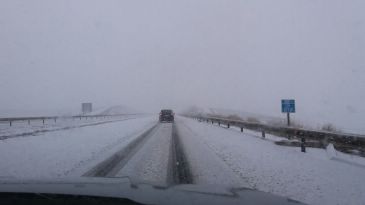 La nieve obliga a circular con precaución en la A-23 en Paniza