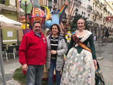 La alcaldesa visita la falla del Torico en Valencia