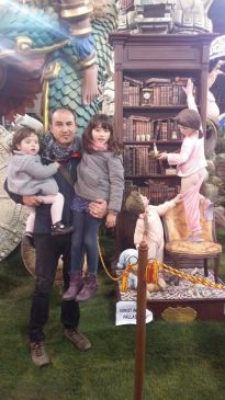 El turolense Luis Pascual salva de las llamas a su ninot por cuarto año seguido