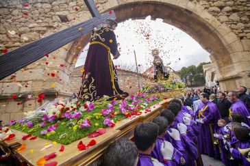 GALERÍA DE FOTOS: Espectacular procesión del Encuentro bajo el Arquillo de Teruel