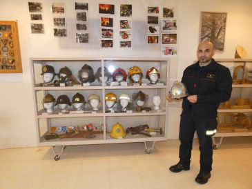 El IES Francés de Aranda de Teruel acoge una muestra sobre la historia de los bomberos