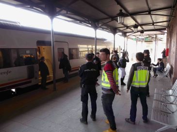 La Policía Nacional realiza controles en 14 trenes en Teruel, con ocho personas identificadas y un acta de incautación de estupefacientes