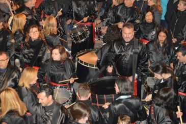 Los tambores del Bajo Aragón desatan su pasión con miles de personas en las calles en la mágica noche del Jueves Santo