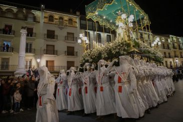 El Evangelio vivo procesiona a lomos de la fe, la devoción y la tradición en Teruel en el Jueves Santo