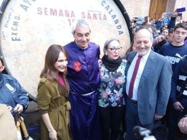 Calanda cumple con la tradición de Romper la Hora ante miles de personas en el acto más popular e internacional de la Semana Santa de Teruel