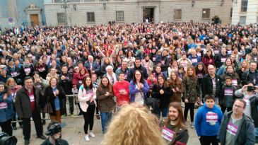 Teruel entra en el Guinness batiendo el récord de besos en cadena con 1.015 participantes