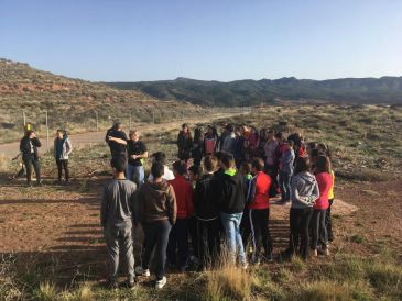 Alumnos del IES Lázaro Carreter contribuyen a la repoblación forestal de Utrillas