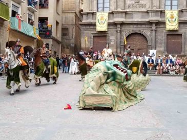 San Jorge vence al dragón en Alcañiz en una plaza abarrotada