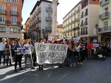 En torno a 150 personas protestan en la plaza del Torico por la sentencia a la Manada