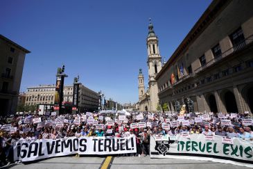 Teruel Existe clama contra el aislamiento en una movilización multitudinaria en la capital aragonesa