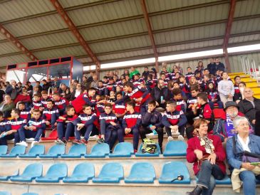 Los jugadores de las categorías inferiores del CD Teruel abarrotan Pinilla