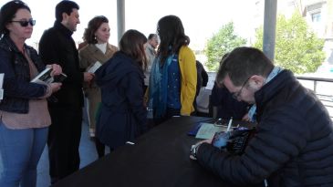 Javier Sierra inicia la firma de ejemplares en la Feria del Libro de Teruel