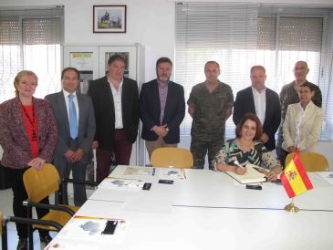 La alcaldesa de Teruel visita la Subdelegación de Defensa en la capital