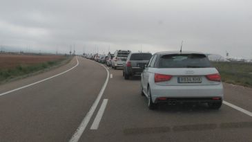 Largas colas para acceder al Aeropuerto de Teruel en el inicio de la jornada de puertas abiertas