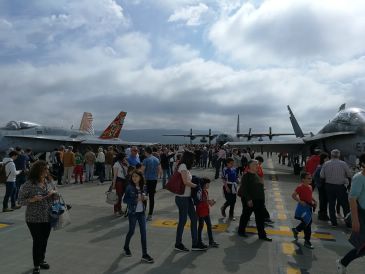 Miles de personas abarrotan el Aeropuerto de Teruel en la jornada de puertas abiertas