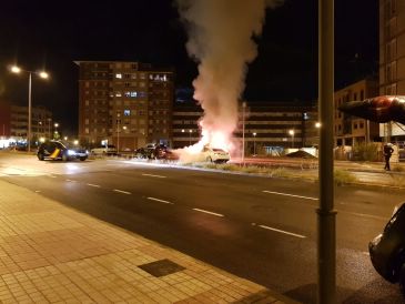 Un coche se incendia en la avenida Europa de Teruel tras salirse de la vía y chocar con otro vehículo