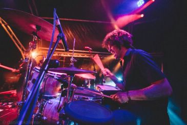 César Verdú, batería: “León Benavente es la reunión de cuatro músicos con influencias muy diferentes”