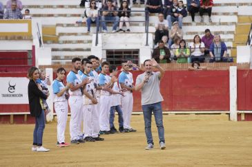 Unos 3.500 aficionados aplauden en el concurso de recortes en favor de Martina