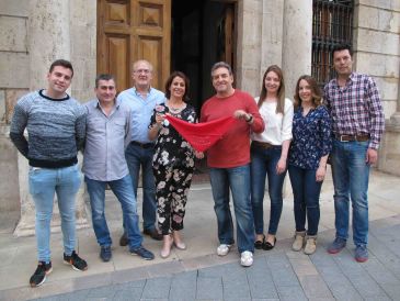 La Peña Los Chachos recoge el pañuelo que colocarán al Torico en el inicio de las Fiestas de la Vaquilla del Ángel