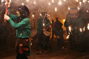 Fuego, pirotecnia y música tradicional para contar la leyenda del diapleron