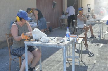 Artistas suecos prueban por primera vez en su vida a hacer arte con alabastro en Albalate del Arzobispo