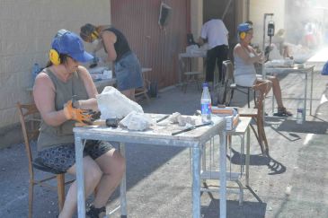Artistas suecos prueban a hacer arte con alabastro por primera vez en Albalate del Arzobispo