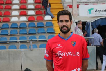 Álex Navarro se convierte en el noveno futbolista renovado por el CD Teruel