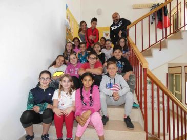 Los chicos de Villarquemado ganan el concurso Emprende Futuro Teruel con sus gallinas ecológicas