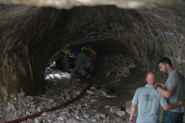Rescatados en buen estado los tres espeleólogos atrapados en la cueva de La Obriga de El Vallecillo