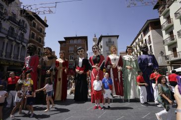 GALERÍA DE FOTOS: Primera salida de los gigantes y cabezudos en las fiestas de Teruel