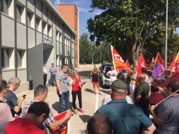 Varias decenas de personas protestan en la sede de Endesa por los despidos en Maessa